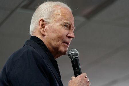 エジソン・リサーチの予想によると、米大統領選に向けた民主党候補指名争い初戦のサウスカロライナ州予備選は３日に投票が締め切られ、バイデン大統領（８１）が圧勝する見通し。写真は３日、米デラウェア州で撮影（２０２４年　ロイター/Joshua Roberts）