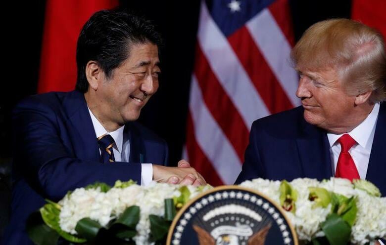 菅義偉官房長官は、今朝行われた日米首脳電話会談では新型コロナウイルスを巡る両国での状況や対策、ワクチン開発、経済再開への取り組みなどが話し合われ、緊密に連携していくことで一致したと説明した。写真は昨年9月にニューヨークで撮影。（2020年　ロイター/Jonathan Ernst）