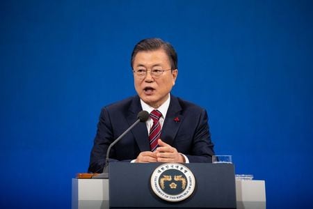 　２月４日、韓国の文在寅大統領（写真）は、バイデン米大統領と電話会談し、米国との同盟関係向上を約束した。写真は１月ソウルでの代表撮影（２０２１年／ロイター）