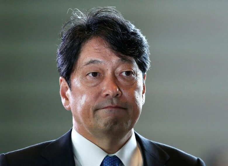 ２月６日、小野寺五典防衛相は閣議会見で、前日に佐賀県の民家に墜落した陸上自衛隊のヘリコプターについて、回転翼中心部の部品を交換した直後の事故だったことを明らかにした。事故との因果関係については調査を続けている。写真は都内で昨年８月撮影（２０１８年　ロイター／Toru Hanai）