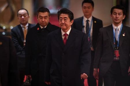安倍晋三首相は９日午前、イランによるイラク駐留米軍へのミサイル攻撃に対し、トランプ米大統領が軍事的な報復はしないと発言したことについて、「自制的な対応を評価する」と述べた。写真は２０１９年１２月、中国の成都で撮影（２０２０年　ロイターWang Zhao）