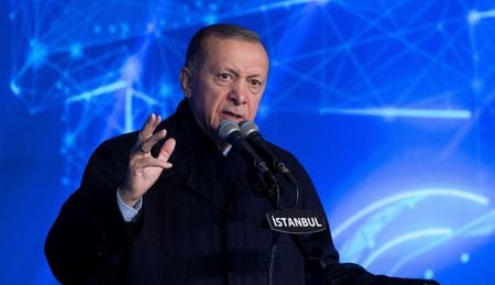 　トルコのエルドアン大統領は、ロシアのプーチン大統領と電話会談し、ロシア・ウクライナ戦争の和平への取り組みは、一方的な停戦と「公正な解決のためのビジョン」によって支えられるべきだと述べた。写真は先月トルコで撮影（２０２３年　ロイター/Umit Bektas）