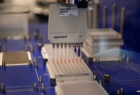 　新型コロナウイルス感染症の治療効果が期待されている医薬品の臨床試験データが出てくれば、米国株の反発が持続するかもしれないとして、投資家は結果の公表を待ち望んでいる。写真は米ミネソタ大学で３月１９日撮影（２０２０年　ロイター/Craig Lassig）