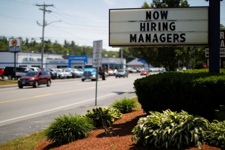 米労働省が１６日に発表した５月１１日までの１週間の新規失業保険申請件数（季節調整済み）は前週比１万件減の２２万２０００件となった。２０１８年６月撮影（２０２４年　ロイター/Brian Snyder）
