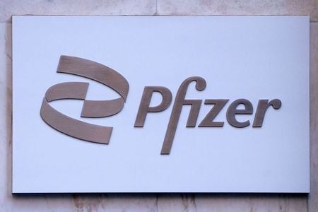 　４月１３日、米ファイザーのブーラＣＥＯは、新型コロナウイルスワクチンの米国への供給量について、５月末までに１０％の拡大が可能とした上で、３億回分を供給する目標は想定よりも２週間前倒しで達成できるとの見込みを示した。写真は同社のロゴ。ニューヨークで３月撮影（２０２１年　ロイター／Carlo Allegri）