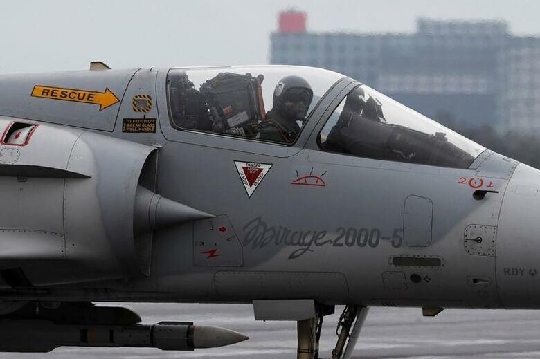 台湾の国防部（国防省）は９日、複数の中国戦闘機が台湾南西の防空識別圏に短時間侵入したため、空軍が警告を発したと明らかにした。写真は台湾空軍のミラージュ2000戦闘機｡2019年1月､新竹市で撮影（2020年　ロイター/Tyrone Siu）