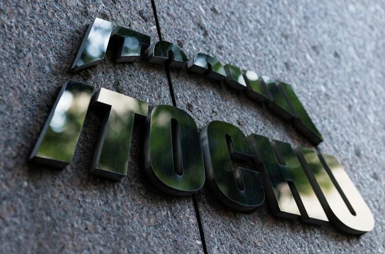 東京にある伊藤忠商事の本社ビルに掲げられた同社のロゴ。８月１９日撮影。REUTERS/Manami Yamada