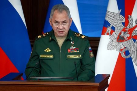 ロシアのショイグ国防相は２２日、クリル諸島（北方四島と千島列島）北部に移動式沿岸防衛ミサイルシステム「バスティオン」を配備したことを明らかにした。写真は２０２２年１２月、モスクワで講演するショイグ国防相（２０２３年　ロイター／Sputnik/Sergei Fadeichev/Pool via REUTERS）
