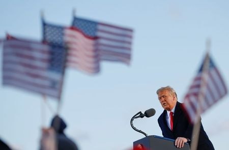 1月２１日、トランプ前米大統領は任期最終日に多数の恩赦を与えたが、自身や子供たち、私的な顧問弁護士のジュリアーニ元ニューヨーク市長は含めなかった。写真は２０日、メリーランド州の空軍基地で演説するトランプ氏（２０２１年　ロイター/Carlos Barria）