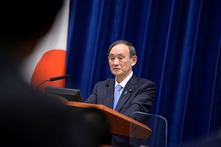 　２月４日、菅義偉首相は４日の衆院予算委員会で、バイデン米政権下での外交について、「緊密な連携を進めながら、同時に中国とも安定的な関係を築き、中国も大国として責任を果たしてくれるような形で取り組んでいくことが大事だ」と語った。首相官邸で２日撮影（２０２１年　ロイター／David Mareuil）