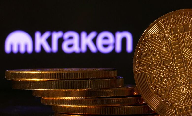 写真は暗号資産交換業大手クラーケンのロゴと仮想通貨のイメージ。2022年7月撮影。REUTERS/Dado Ruvic