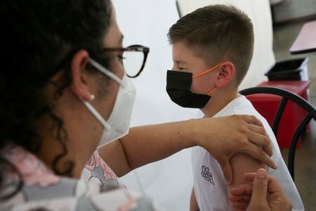 　米食品医薬品局（ＦＤＡ）は６月１７日、米疾病対策センター（ＣＤＣ）が合意すれば、ファイザー・ビオンテック製とモデルナ製の新型コロナウイルスワクチンの５歳未満への接種を承認すると発表した。コスタリカのサンホセで２月２３日撮影（２０２２年　ロイター/Mayela Lopez）
