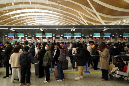 写真は春節の旅行ラッシュで込み合う上海の空港で2024年2月撮影。REUTERS/Nicoco Chan