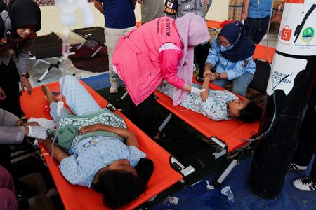 　９月２５日、インドネシアの西ジャワ州で今週、学校給食を食べた子ども１０００人以上が食中毒を発症したと、地元当局などが発表した。写真は現地の施設で治療を受ける子供たち（２０２５年　ロイター／Willy Kurniawan）