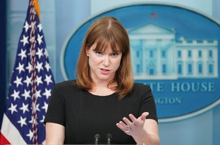 米ホワイトハウスのベディングフィールド広報部長は２９日、新型コロナウイルス検査で陽性が判明したと発表した。３月３１日撮影（２０２２年　ロイター/Kevin Lamarque）