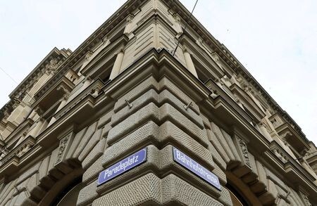 　スイスの大手銀行ＵＢＳに救済買収されるクレディ・スイス（写真）は毎週数百人が退職していると２人の関係筋が３１日明らかにした。チューリヒで３月撮影（２０２３年　ロイター／Denis Balibouse）
