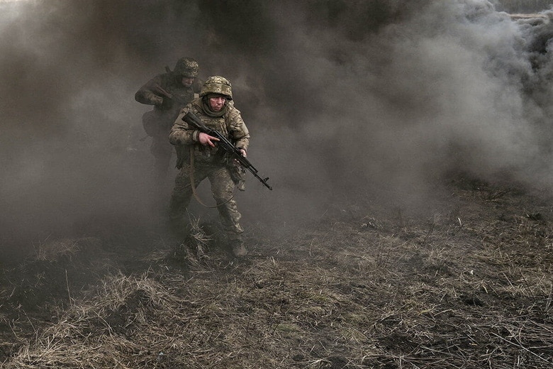 実弾射撃訓練に参加する領土防衛隊の兵士たち（1月26日、ザポリッジャ州）　Dmytro Smolienko/Ukrinform/Sipa USA via Reuters Connect