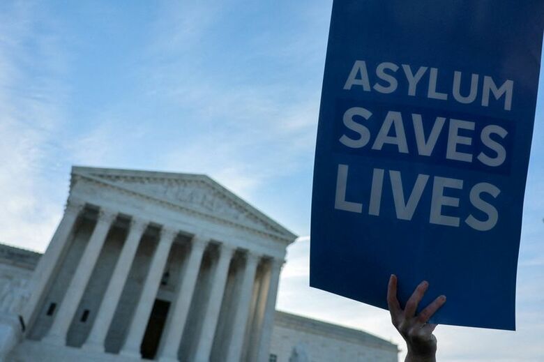 米首都ワシントンの最高裁。3月24日撮影。REUTERS/Jonathan Ernst/File Photo