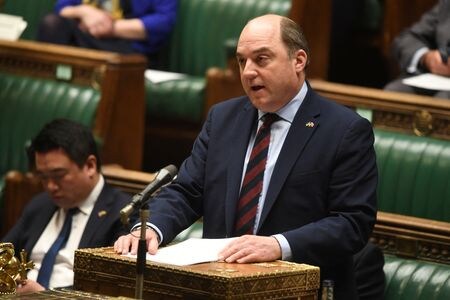 英国のウォレス国防相（写真）は１７日、ウクライナ大使館を装った偽メールに基づき電話会談が設定され、ウクライナ首相になりすました人物からの電話を実際に受けた問題で、調査を指示した。３月９日、英議会で撮影（２０２２年　ロイター/Jessica Taylor/Handout via REUTERS）