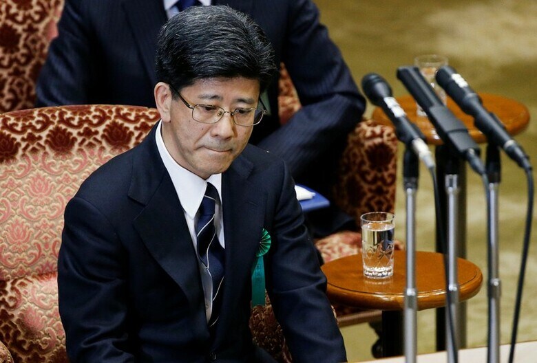 ３月２７日、衆参の予算委員会で行われた証人喚問は、佐川宣寿・前国税庁長官が財務省決裁文書の改ざん理由や経緯について、刑事訴追の恐れがあるとして証言を拒否したため、真相解明にはほど遠い結果となった。写真は予算委員会で証言する佐川氏（２０１８年　ロイター／Toru Hanai）