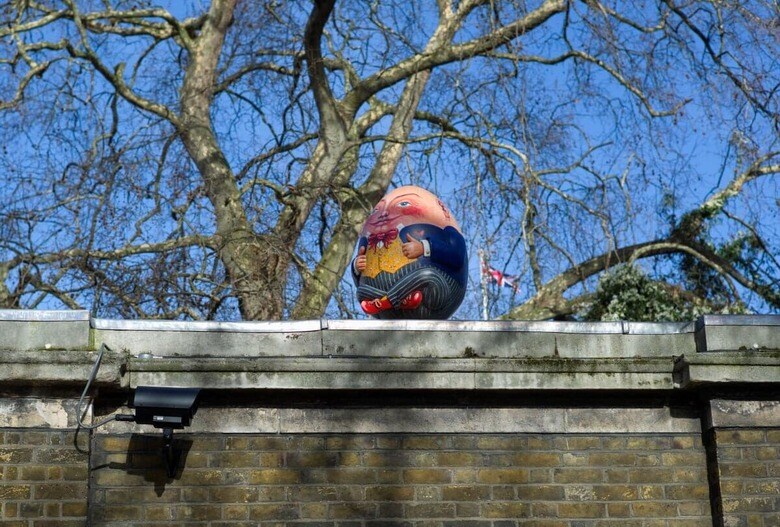 マザーグースの有名な「ハンプティ・ダンプティ」はイングランド内戦に由来するって本当？（ロンドンの英王室邸宅外壁に飾られたハンプティ・ダンプティ人形）　KIERAN DOHERTY－REUTERS