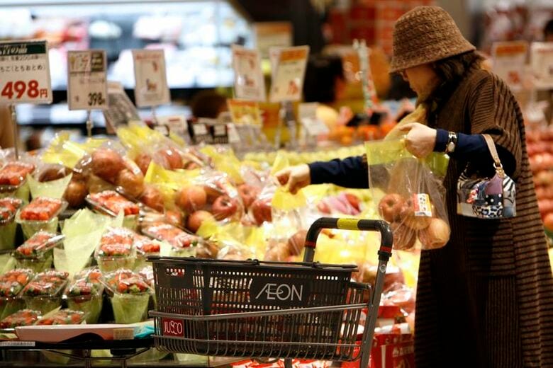 スーパーマーケットの買い物客。２００８年１１月、埼玉県越谷市で撮影。REUTERS