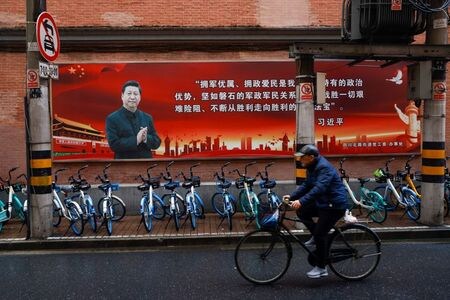 　３月３日、今週開幕する中国の全国人民代表大会では香港の選挙制度改革が審議される見通しで、香港政治に新たな「激震」をもたらすとみられている。上海で１日撮影（２０２１年　ロイター／Aly Song）