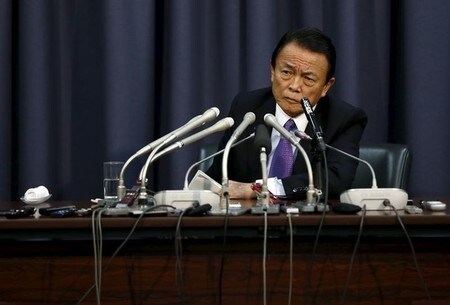 　１月４日、麻生太郎財務・金融相は、全国信用金庫協会の賀詞交歓会であいさつし、政府が掲げる２０２０年度に国と地方を合わせた基礎的財政収支（プライマリー・バランス）を黒字化する目標を「確実に成し遂げたい」と語った。写真は都内で２０１５年１２月撮影（２０１７年　ロイター/Issei Kato）