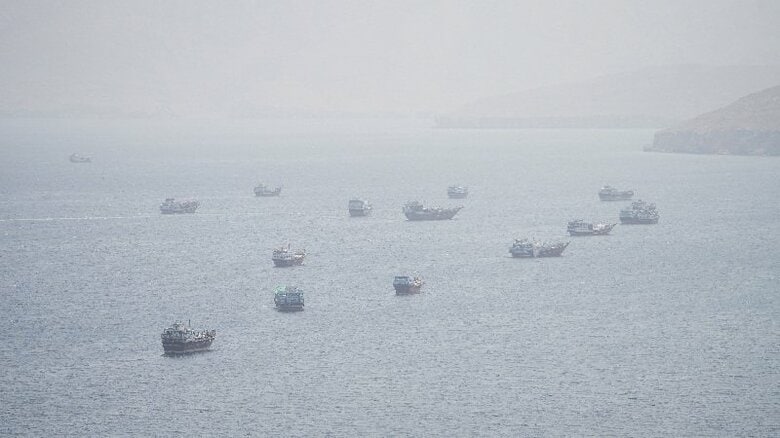 ホルムズ海峡付近の船舶。オマーン・ムサンダムから２日撮影。REUTERS/Stringer