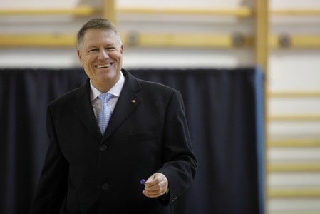 　１１月２４日、ルーマニア大統領選挙の決選投票が実施され、中道右派の国民自由党出身で現職のヨハニス氏（写真）が、社会民主党党首のダンチラ前首相を破って再選された。１１月２４日、ブカレストで撮影（２０１９年　ロイター/Octav Ganea）
