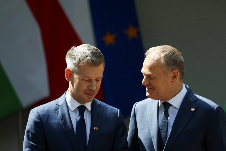 写真はハンガリーのマジャル首相（左）とポーランドのトゥスク首相（右）。5月20日、ポーランドのワルシャワで撮影。REUTERS/Kacper Pempel