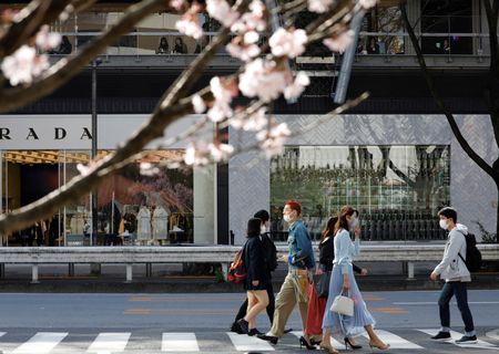 　３月１７日、国内最大労組であるＵＡゼンセンによると、１７日午前段階で妥結した９２組合の平均賃上げ率は２．５５％となった。写真は都内で昨年３月撮影（２０２２年　ロイター／Kim Kyung-Hoon）