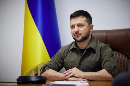 　ウクライナのゼレンスキー大統領は２３日未明のビデオ演説で、戦争終結に向けたロシアとの和平交渉は困難で、時に対立しているとしながらも、「一歩ずつ前進している」との見方を示した。写真は２２日、イタリア議会で演説する同大統領。提供写真（２０２２年　ロイター／Ukrainian Presidential Press Service）