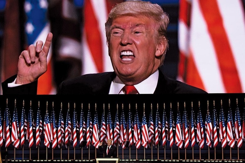 トランプは以前と変わらず派手な政治集会を重ね、おどろおどろしい話を繰り返している　DAVID HUME KENNERLY/GETTY IMAGES