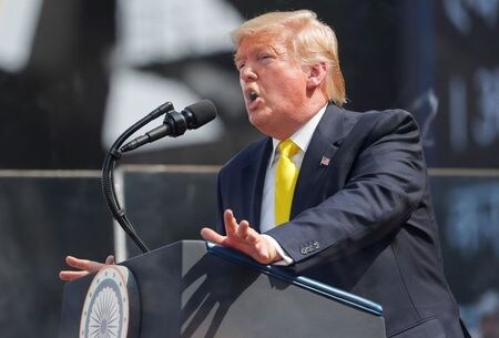 　２月２４日、トランプ米大統領（写真）は就任後初めてのインド訪問で、西部グジャラート州で開かれた大規模集会に登壇し、米政府はドローンやヘリコプター、ミサイルシステムなどの軍事装備品をインドに提供する用意があると表明した。写真は演説する大統領（２０２０年　ロイター／Al Drago）