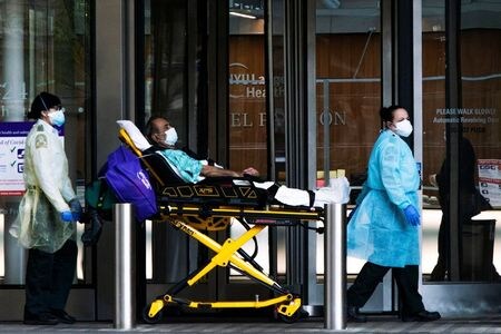 　５月４日、米ワシントン大学保健指標評価研究所（ＩＨＭＥ）は、モデル分析に基づく８月初旬までの米国での新型コロナウイルス感染による死者数が約１３万５０００人に達すると予測した。ニューヨーク市で３日撮影（２０２０年　ロイター/EDUARDO MUNOZ）
