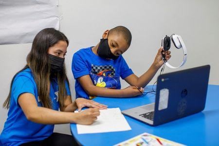 米カリフォルニア州のニューサム州知事は、同州で働く教師や学校職員に新型コロナウイルスワクチン接種か、定期的なコロナ検査を義務付けると発表した。教職員に対するワクチン接種義務化は米州としては初。写真は３月、ロサンゼルスでリモート学習する生徒（２０２１年　ロイター／Mike Blake）