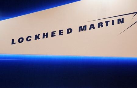９月１５日、中国外務省は、米防衛大手のノースロップ・グラマンとロッキード・マーチンに対して、台湾への武器売却を理由に制裁を科すことを明らかにした。写真はロッキード・マーチンのロゴ。都内で２０１６年１０月撮影（２０２３年　ロイター/Kim Kyung-Hoon）