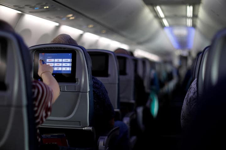 リクライニングシートは乗客同士のトラブルの元　Mike Blake-REUTERS