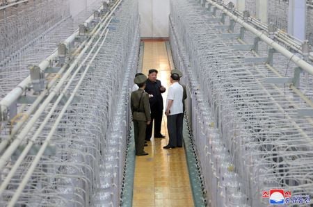 　北朝鮮国営メディアが１３日公開した、金正恩朝鮮労働党総書記が視察したウラン濃縮施設について、専門家は首都平壌郊外の降仙（カンソン）にある未申告の施設との見方を示している。北朝鮮中央通信提供（２０２４年　ロイター）