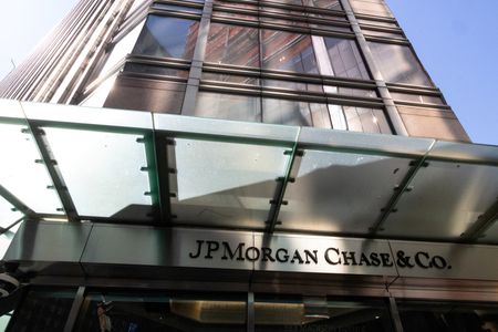 　米金融大手ＪＰモルガン・チェースは、対話型ＡＩ（人工知能）の社内展開を開始し、米オープンＡＩの「チャットＧＰＴ」の自社版が調査アナリストの業務をこなせると従業員に伝えている。写真は昨年３月、ニューヨークで撮影（２０２４年　ロイター／Caitlin Ochs）