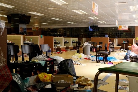 　１１月２２日、香港政府に抗議する学生などのデモ隊が籠城する香港理工大学では未明、少なくとも８人が、包囲している警察に投降した。一時数百人いた籠城者は数十人に減り、大学を舞台とした衝突は収束に向かいつつある。香港理工大の学食で撮影（２０１９年　ロイター/Thomas Peter）