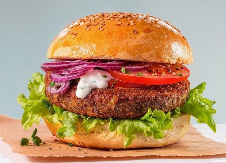 世界初の昆虫バーガーを販売したスイスのスタートアップ、エッセント社製の昆虫バーガー。ミールワームと呼ぶ幼虫が原料である。（C)Marius Wenk . CC BY-SA 4.0