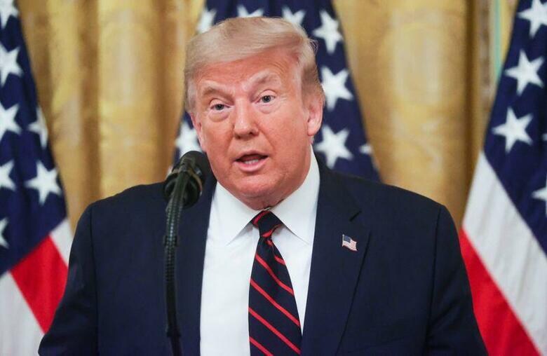 トランプ米大統領はツイッターへの投稿で、フロリダ州において大統領選の郵便投票を容認するような姿勢を示した。これまでの態度を一変させたことに混乱が広がりそうだ。ホワイトハウスで撮影(2020年　ロイター/Jonathan Ernst)