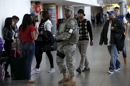 ３月２２日、ベルギーで同時爆発攻撃が発生したことを受け、ニューヨーク、ロサンゼルスなど米主要都市で警備が強化されている。ニューヨークのケネディ国際空港で撮影（２０１６年　ロイター/MIKE SEGAR）