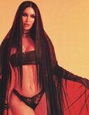 【写真】透け感が高くて見えてしまっている…？　米女優の「目のやり場に困る大胆衣装」　meganfox / instagram