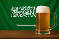 【動画】罪悪感？ 微妙な表情を浮かべ、サウジアラビアのバーで「ビール」をたしなむ人たち