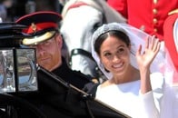 メーガンとキャサリン、それぞれに向けていたエリザベス女王の「表情の違い」が大きな話題に