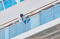 クルーズ船の外国人船員を忘れるな──押し付けられた危険任務