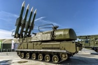 ロシア「BUK-M1」が1発も撃てずに吹き飛ぶ瞬間...ミサイル発射寸前の「砲撃成功」動画をウクライナが公開